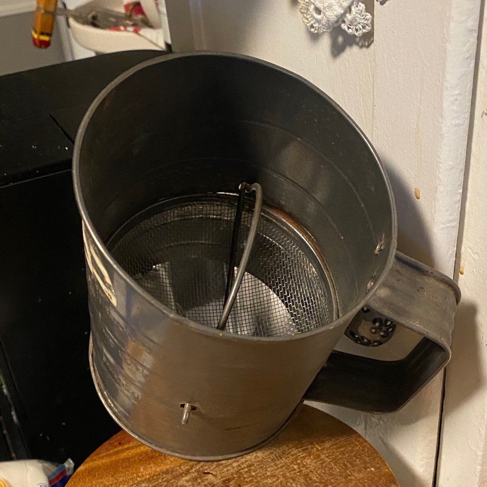 Classic Vintage Black Metal Flour Sifter - Picture 2 of 2